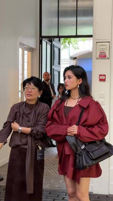 张婧仪出席Songmont山下有松巴黎品牌艺术展