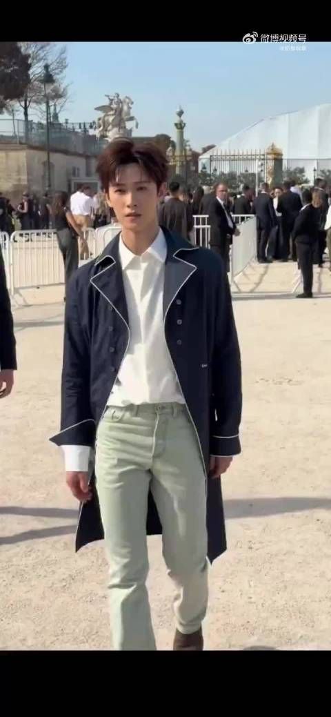 原相机G社生图太能打!李昀锐身处秀场人海,五官立体,一举一动都自带高光