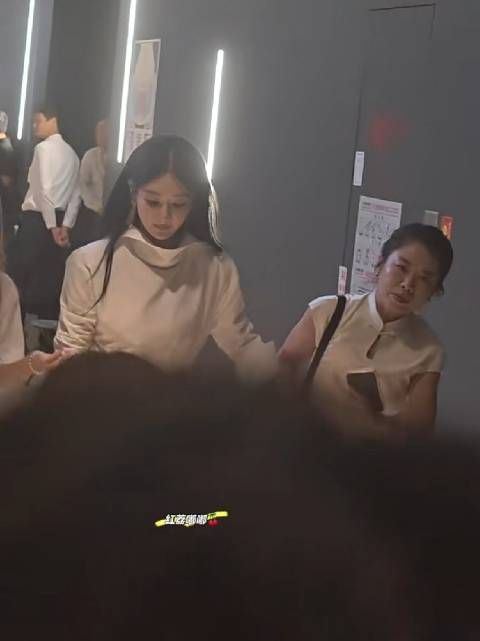 杨紫金鹰奖结束下班啦 好美啊我的天