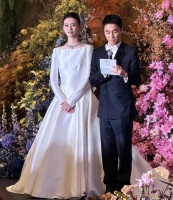 赌王四房婚礼，何超琼带三房成员现身，奚梦瑶父母给女儿争光了