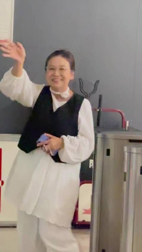 博主接萍萍下班，母女共享配饰引热议