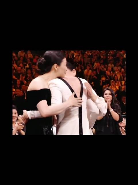 朱亚文特意向前一步,朱亚文也想抱抱宋佳,宋佳没看到朱亚文!