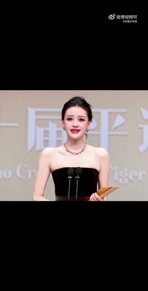 董子健看孙怡获奖的眼神,两个人都很体面呀!