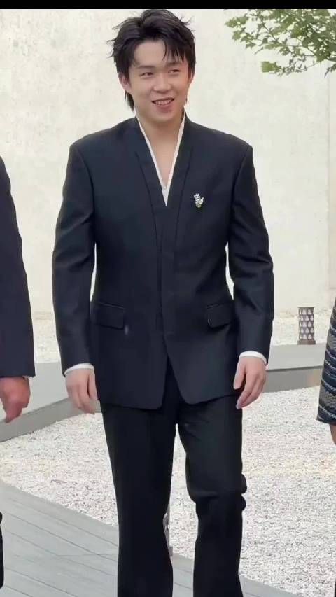 王楚钦任太平鸟全球代言人，地广霸屏街头