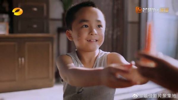一块西瓜搞定子秋！三个萌娃其乐融融吃瓜追剧