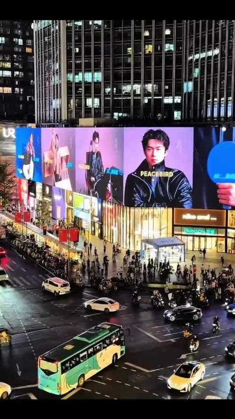 王楚钦太平鸟代言大屏上线,主题此刻在握