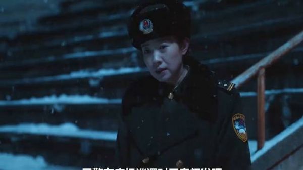民警在广场巡逻时无意间发现,才刚下学就有人堆了一个雪人