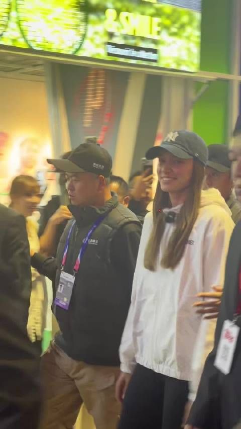 世界第一的排场莱巴金娜中网活动由保镖全程护送 2026中网wta