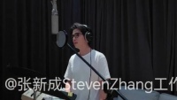 录音棚里的专注时刻，和制作人不断探讨，每一段歌声都藏着用心