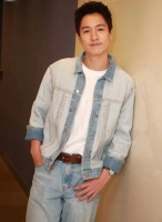 TVB小生吴伟豪不愿谈论感情，新剧与周嘉洛双男主，下月将与父亲内地开唱