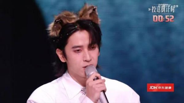 陈若轩又站上公演月台，还调侃自己有几次公演就站过几次月台…