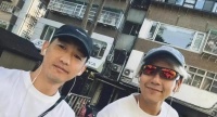 44岁彭于晏遛狗被偶遇，满头白发肤色暗沉，昔日男神沧桑大变样