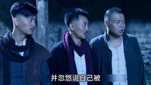 小伙假装不会打枪让鬼子教，结果一学会就将鬼子干掉！