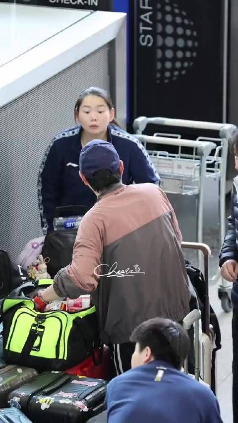 邱贻可翻包三倍速找筷子，徐瑛彬松弛开吃，国乒太可爱