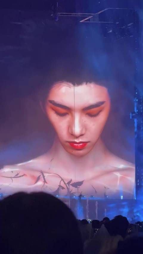 欧买噶,华晨宇蜉蝣新的舞美这段创意太牛了