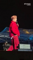 南通紫琅荔枝音乐节现场，侯明昊雨雾搭配热烈红衣，深情演唱氛围感爆棚…
