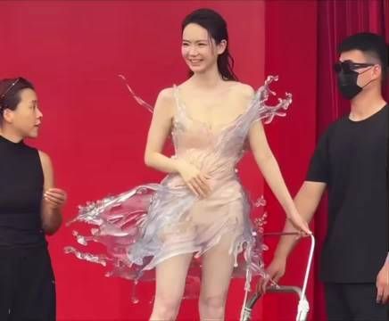 戚薇穿浴袍参加活动都这么有气质,这水花裙,也是好有特色啊!