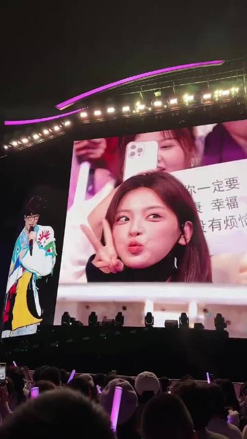 被许嵩演唱会大屏的杨超越美一大跳,据说她最爱断桥残雪