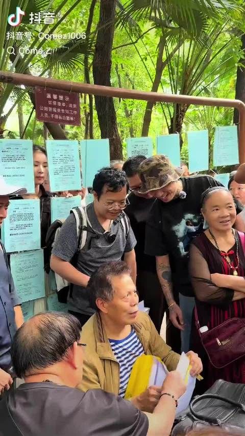 本人来了!马思唯现身人民公园相亲角