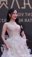 在我印象里代露娃是个骨相很优越，生图也抗打 气质很干净小女孩