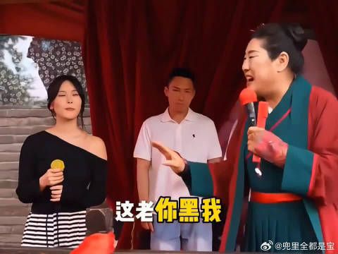 女生一眼就看到男生脖子里的草莓印,尴尬了