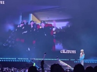 孙怡唐艺昕看演唱会遇私生代拍挤周翊然，两人吓到退让