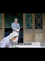 大妈扫地时竟发现参谋长行为异常古怪