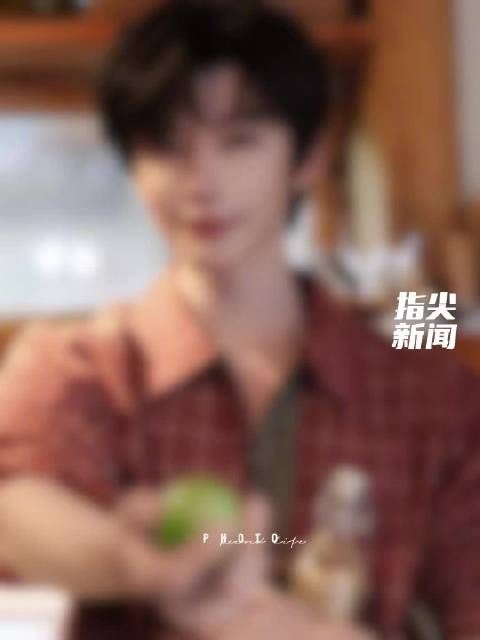 秋日山野,清风拂面,@郝熠然 一身红格衬衫置身绿意之中…