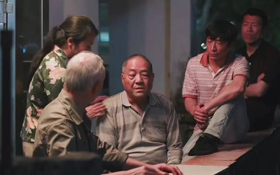 男子写错字被岳父家祠堂批斗，遭诬陷乙肝逼自扇耳光