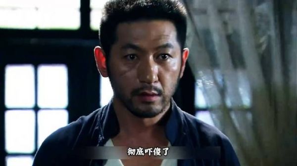 八路大叔孤身闯鬼子老窝救妻子落入鬼子埋伏伪军队长出手舍命相救