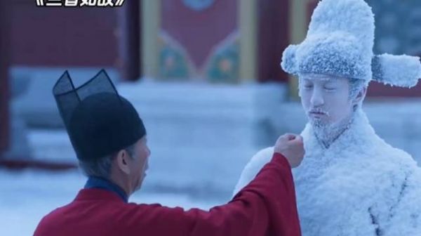太上皇记恨韩粱放弃自己,韩粱被罚跪在御书房外,韩梁被冻去世…