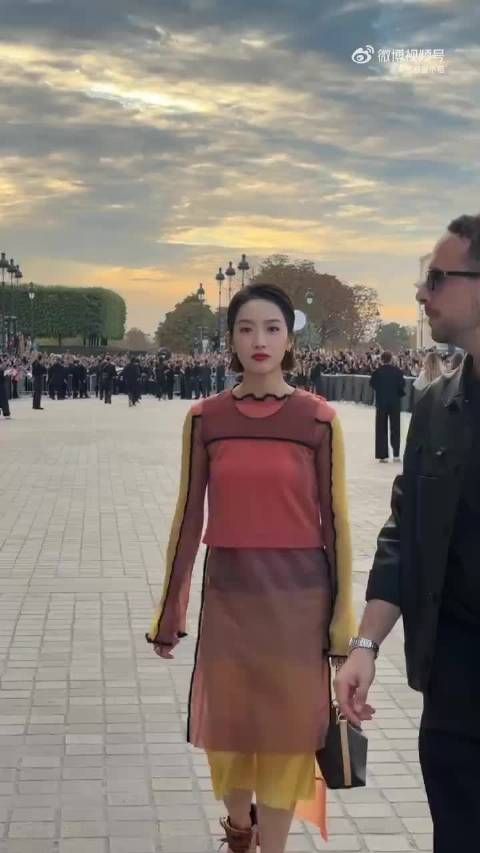 宋茜利落短发雀斑妆登场,女王气场引尖叫