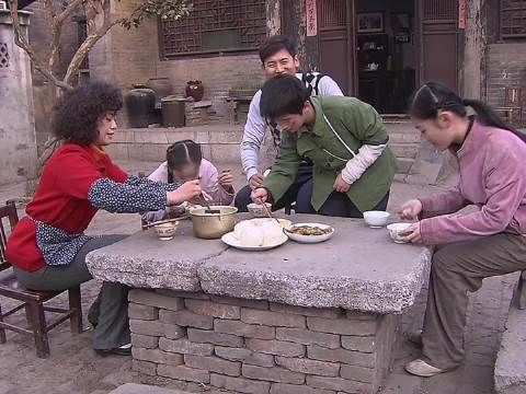 二婶少摊一个鸡蛋,饭桌秒变修罗场!这家人还能处吗?