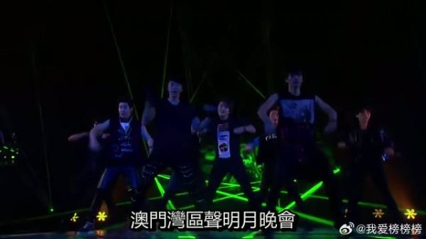 王嘉尔踩到周笔畅裙摆忙坏周深，这一脚踩出了娱乐圈最缺的东西