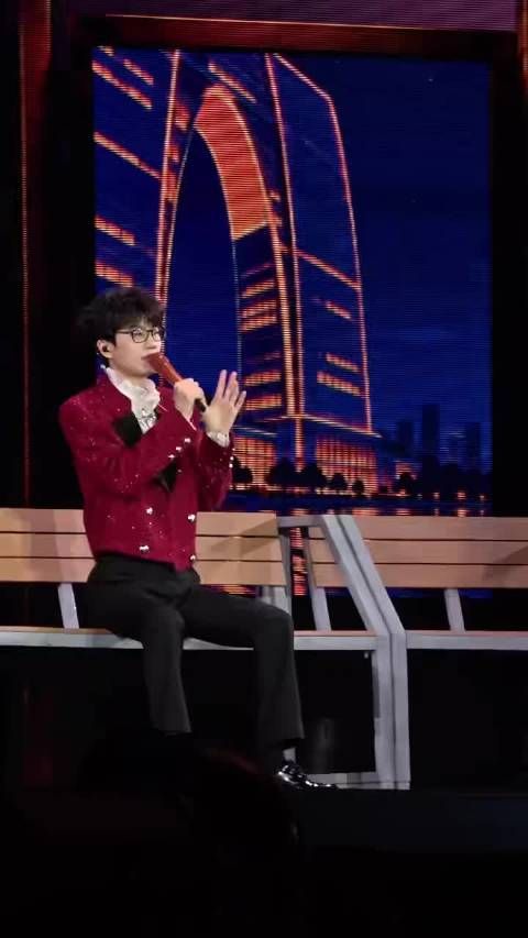 粉丝高呼我们爱你，许嵩害羞回应不好意思