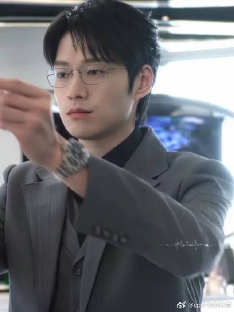 年上的魅力在于:一句安慰的话都没说 却很好的帮你遮挡了你的脆弱