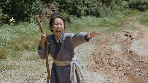 只因嫌弃80岁母亲年老体衰，男人竟狠心将她扔进深山