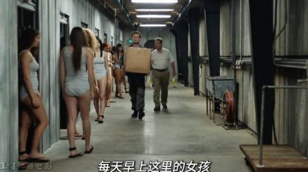 看似完美的密闭生活，暗流涌动，人性丑恶在暗处肆意滋生