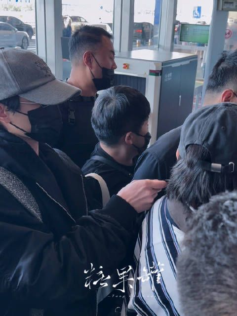 生怕背带勒痛了宝宝