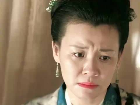 不是刻意搞笑,是性格使然的窘迫,这份笨拙反而透着鲜活人气