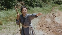 只因嫌弃80岁母亲年老体衰，男人竟狠心将她扔进深山