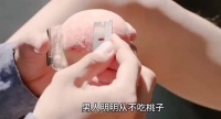 男人明明从不吃桃子，却每天都会将桃毛刮下来收集到笔帽里