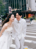 萧正楠黄翠如分隔两地拍剧，难得南京相聚十小时，手持玫瑰拍合照