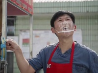 网瘾爸爸终于戒掉了游戏，还帮家里做起了买卖，承担起家庭的重担！