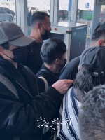 生怕背带勒痛了宝宝