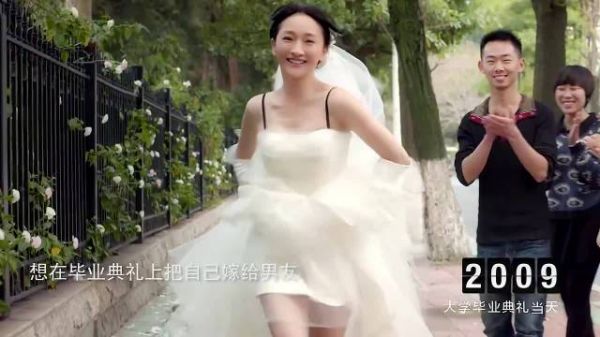 女孩儿穿婚纱来到毕业典礼，等着男友给自己求婚，没想到被当众拒绝