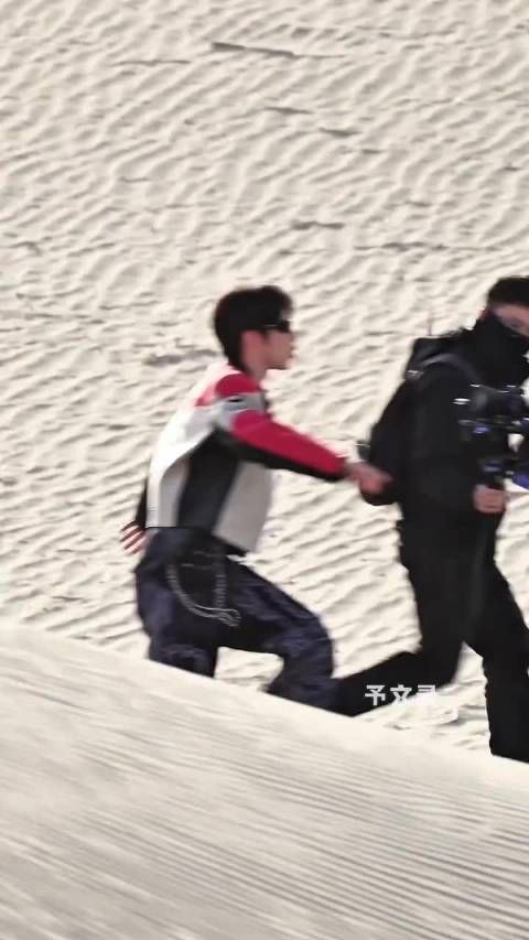 刘耀文长假后复工,小跑进场跳起与兄弟打招呼