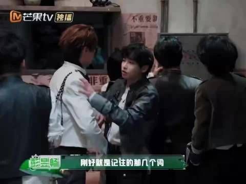随性相拥氛围感拉满,熟人互动真的太自然