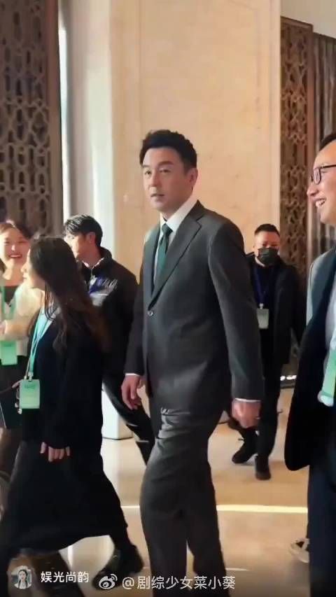 雷佳音被误认流浪汉，换西装后气场大变