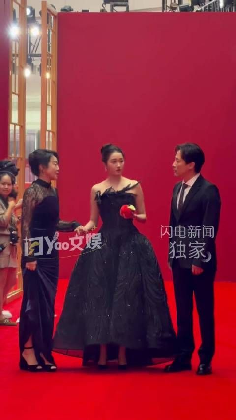 关晓彤捧烟台大苹果走飞天红毯